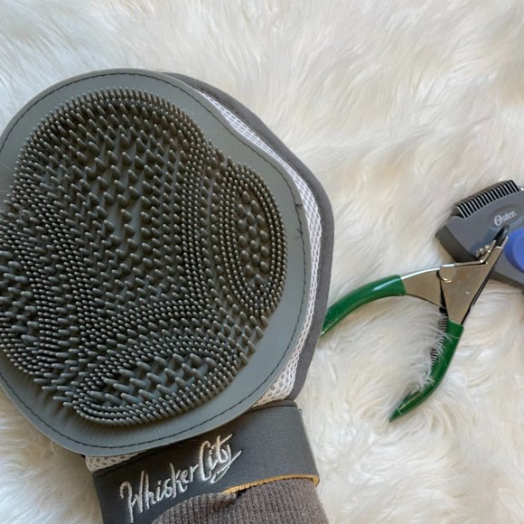 Cat grooming kit, Nail clippers, undercoat fur comb, rubber brush and cloth mitt - Picture 6 of 8